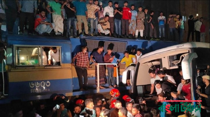 রাজধানীর মালিবাগে যাত্রীবাহী বাসে ট্রেনের ধাক্কা